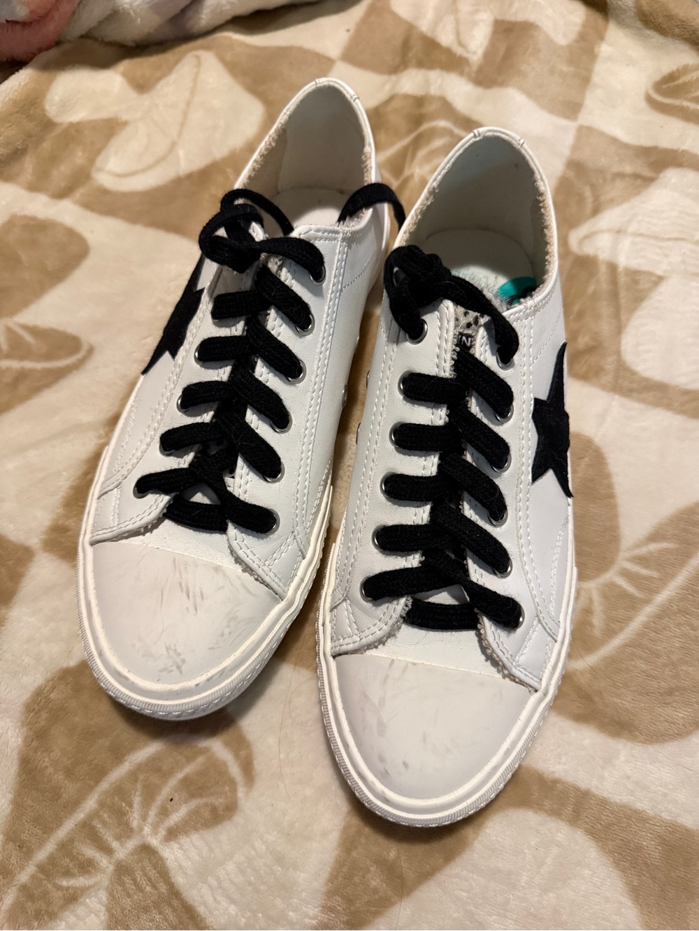 Vintage Havana White Low-Top Sneakers with Black Star and Laces
